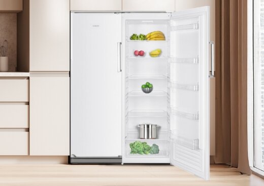 Lodówka z otwartymi drzwiami w zabudowie kuchennej.