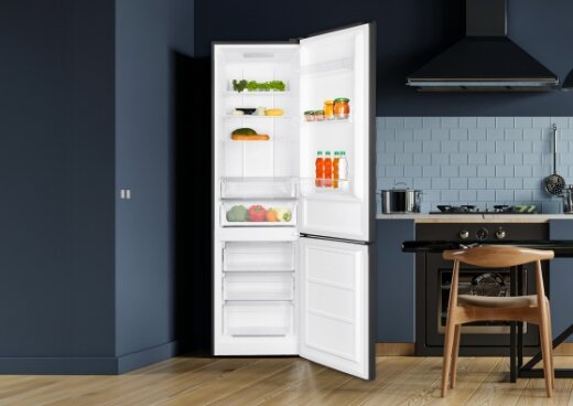 Otwarta lodówka w zabudowie kuchennej.