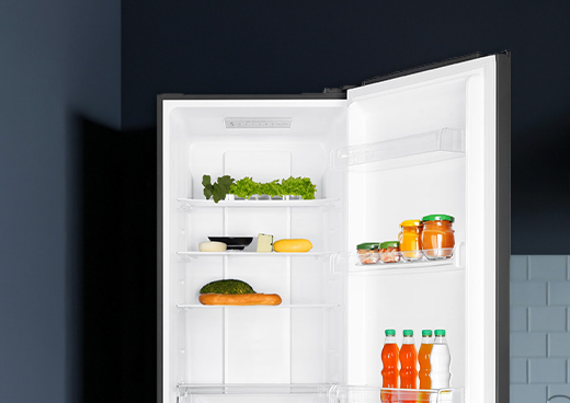 Zbliżenie na otwartą lodówkę. Oznaczenie czerwoną ramką panelu sterowania.