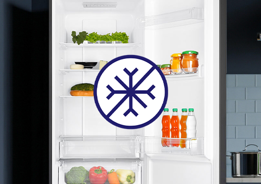 Przekreślony płatek śniegu w okręgu, w tle otwarta lodówka.