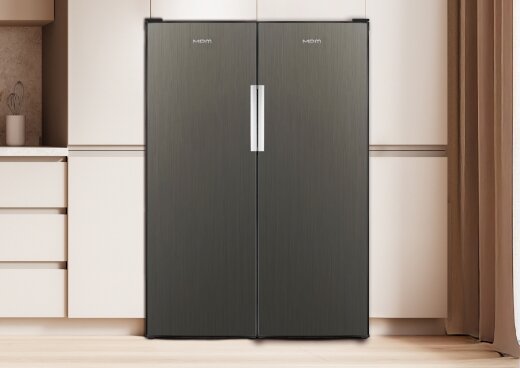 Lodówka dwudrzwiowa w zabudowie kuchennej.