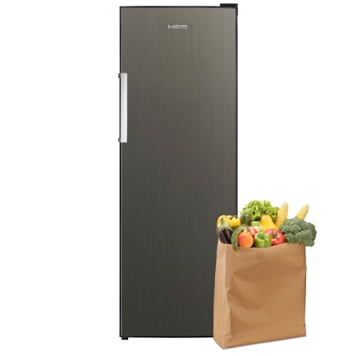 Lodówka, obok papierowa torba wypełniona owocami i warzywami.