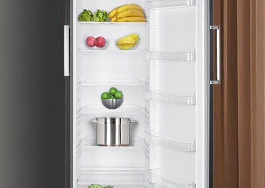 Zbliżenie na wnętrze lodówki wypełnione lodami.