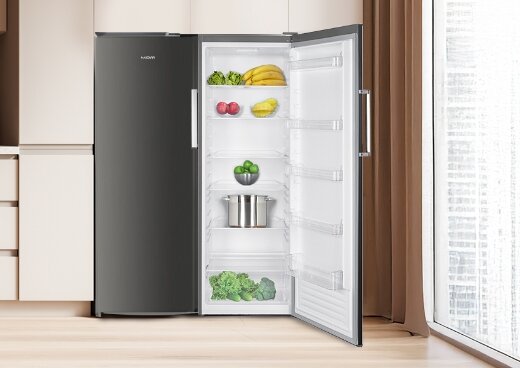 Lodówka z otwartymi drzwiami w zabudowie kuchennej.