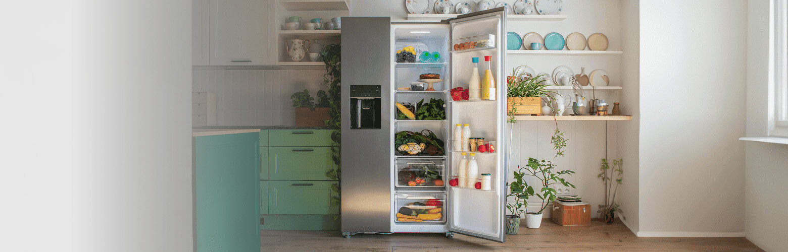 Wypełniona żywnością lodówka MPM-513-SBS-17M z otwartym prawym skrzydłem w zabudowie kuchennej.