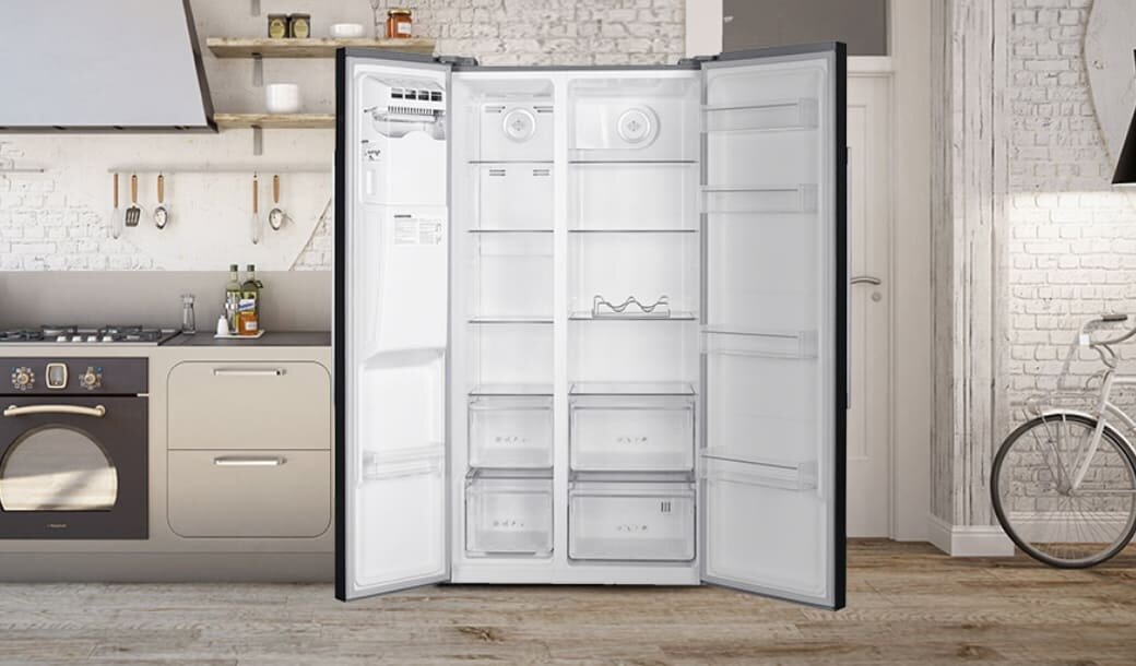 Otwarta lodówka z dystrybutorem
wody i kostkarką
MPM-513-SBS-17M w zabudowie kuchennej.