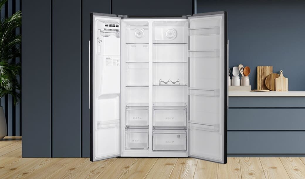 Otwarta lodówka z dystrybutorem
wody i kostkarką
MPM-513-SBS-17M w ciemnej zabudowie kuchennej.