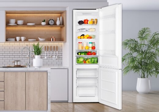 Otwarta lodówka w zabudowie kuchennej.