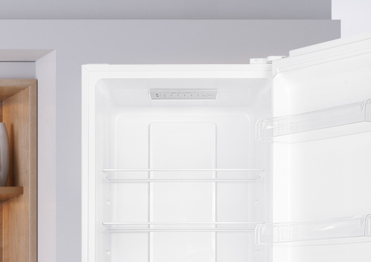 Zbliżenie na otwartą lodówkę. Oznaczenie czerwoną ramką panelu sterowania.