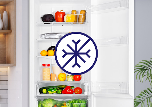 Przekreślony płatek śniegu w okręgu, w tle otwarta lodówka.