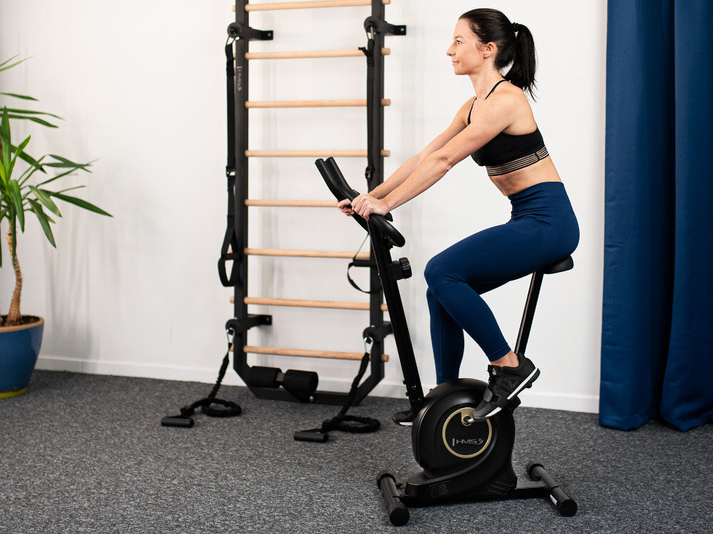 Rower magnetyczny HMS M8750 dziewczyna trenuje na rowerze cicha i płynna jazda 8-stopniowa, manualna regulacja oporu proste w obsłudze pokrętło umieszczone na kolumnie kierownicy