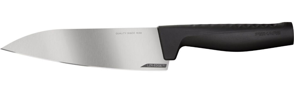 Nóż FISKARS Hard Edge 1051748 białe tło nóż srebrne ostrze czarna rączka LZR-EDGE nanoszenie metalowo-karbamidowych cząsteczek wyjątkowa ostrość czterokrotnie dłużej w testach CATRA twardość ostrza wynosi 52 HRC optymalna wydajność cięcia FISKARS Roll-Sharp stalowa ostrzałka pod kątem 30° ± 4°