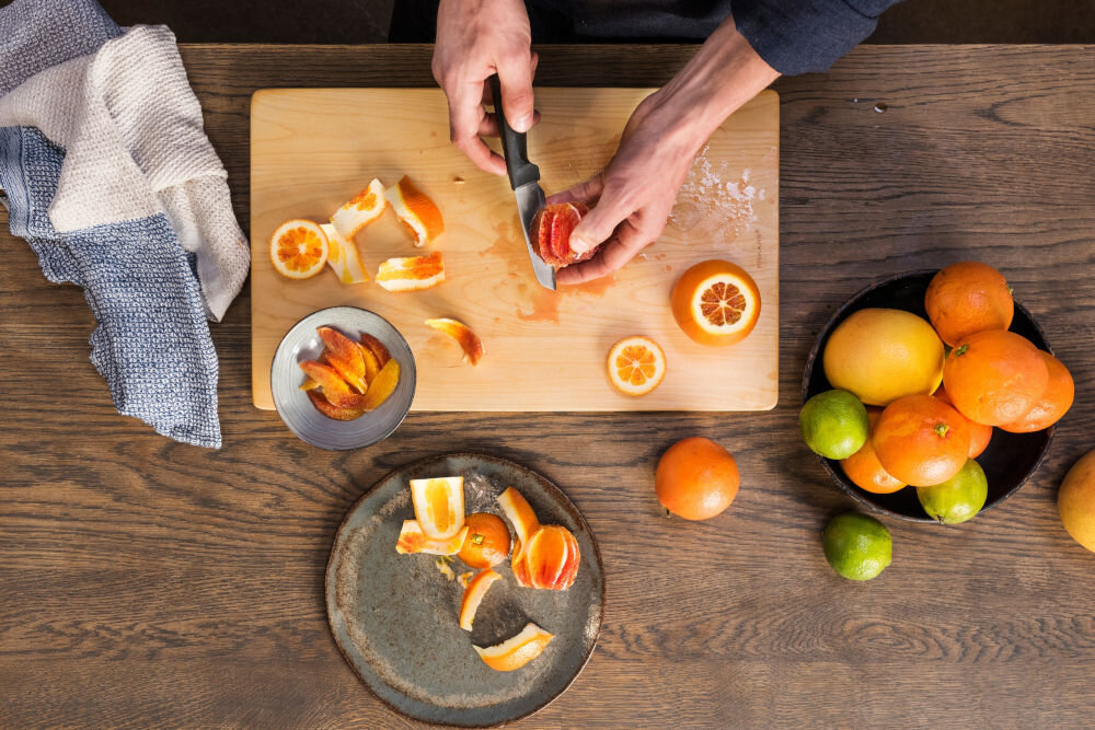 Nóż FISKARS Hard Edge 1051777 osoba kroi owoce na desce nożem z czarną rączką Ostrze o długości 8,8 cm całkowitej długości 20,8 cm krojenie obieranie waży jedynie 51 g