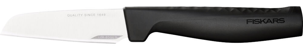 Nóż FISKARS Hard Edge 1051777 białe tło nóż srebrne ostrze czarna rączka LZR-EDGE nanoszenie metalowo-karbamidowych cząsteczek wyjątkowa ostrość czterokrotnie dłużej w testach CATRA twardość ostrza wynosi 52 HRC optymalna wydajność cięcia FISKARS Roll-Sharp stalowa ostrzałka pod kątem 30° ± 4°
