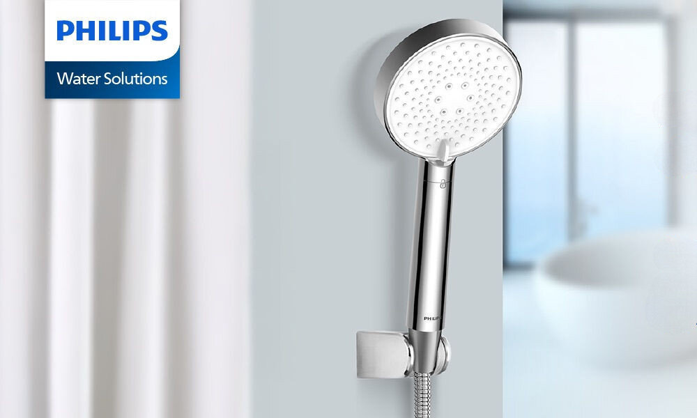 Słuchawka prysznicowa PHILIPS ASH1516CH srebrna słuchawka prysznicowa Philips zamontowana w uchwycie ściennym na tle jasnej łazienki. 