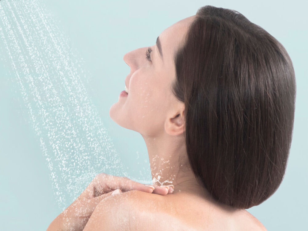 Słuchawka prysznicowa PHILIPS ASH1516CH srebrna Kobieta biorąca prysznic przy użyciu słuchawki Philips z filtrem usuwającym zanieczyszczenia z wody.