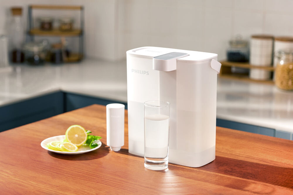 Dzbanek filtrujący PHILIPS AWP2980WH3/10 Zbliżenie na cyfrowy wskaźnik wymiany filtra umieszczony na pokrywie dzbanka Philips. Wyświetlacz informuje użytkownika o pozostałym czasie przydatności wkładu filtrującego, zapewniając zawsze optymalną jakość wody.