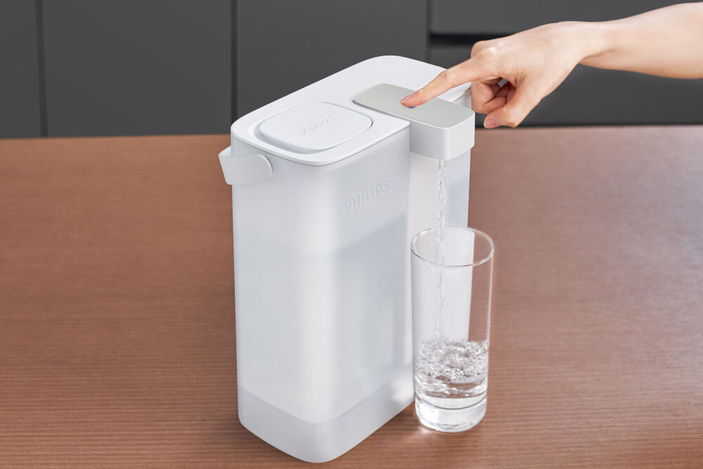 Dzbanek filtrujący PHILIPS AWP2980WH3/10 Przekrój przezroczystego dzbanka Philips pokazujący proces filtracji wody. Widoczny jest biały wkład filtrujący Micro X-Clean, który skutecznie redukuje chlor, kamień i inne zanieczyszczenia, dostarczając czystą wodę do dolnego zbiornika.