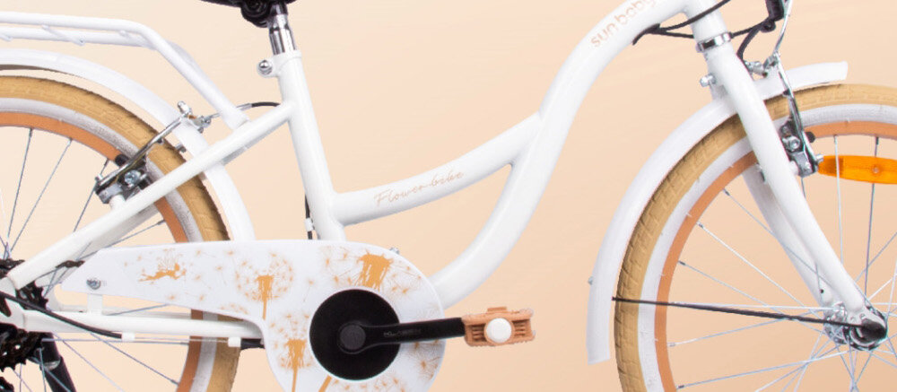 Rower dziecięcy SUN BABY Flower bike 20 cali dla dziewczynki Biało-beżowy odpowiednio wyselekcjonowane materialy raa stalowa 11,5-calowa dostosowana do najmlodszych geometria ulatwia dzieciom wsiadanie i zsiadanie ponadprzecietna odpornosc na uszkodzenia mechaniczne i dzialanie czynnikow zewnetrznych wybor rozmiaru ramy wzrost Twojego dziecka mierzony w zrelaksowanej pozycji typ roweru dla dzieci o wzroscie od 135 do 165 cm