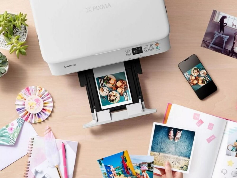 Urządzenie wielofunkcyjne CANON Pixma TS5351I Druk w kolorze, Automatyczny druk dwustronny, Wi-Fi widok z góry na biurku obok zdjęcia i wydruki