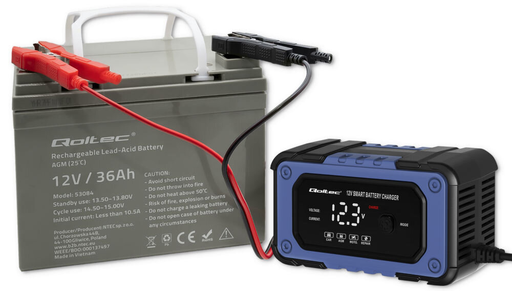 Akumulator QOLTEC 53084 36Ah 12V, zasilanie, ładowanie, energia, prąd, na białym tle akumulator z podpiętymi klemami zasilający urządzenie elektroniczne