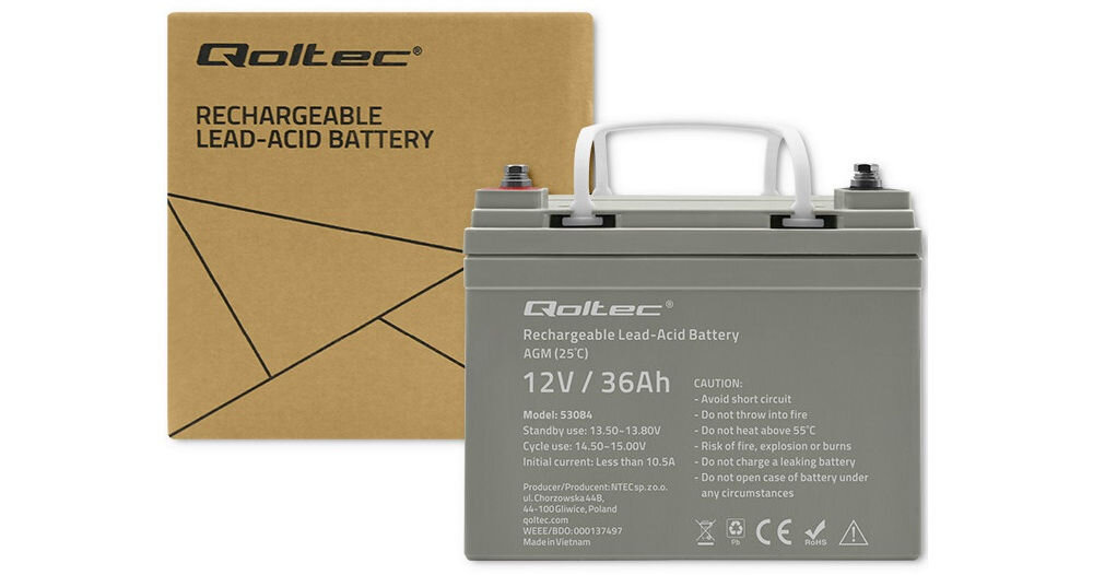 Akumulator QOLTEC 53084 36Ah 12V, materiał, zanieczyszczenia, trwałość, dekada, na białym tle akumulator wraz z opakowaniem frontem na wprost