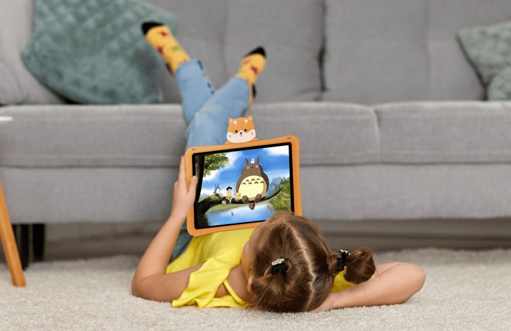 Tablet DOOGEE T20 mini Kid dziecko ogląda bajkę na podłodze, bateria pojemność głośniki 