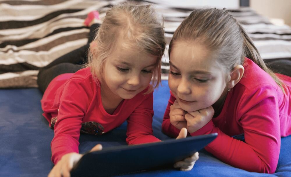 Tablet DOOGEE U10   ekran bateria aparat procesor ram pamięć pojemność rozdzielczość zdjęcia filmy opis dane cechy blokady system łączność wifi bluetooth obudowa szkło odporność porty muzyka transfer sieć przekątna matryca waga czujniki oled amoled ips