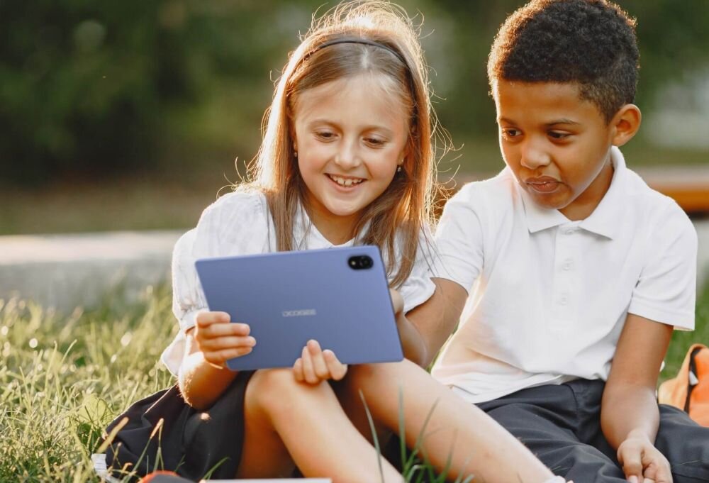 Tablet DOOGEE U10   ekran bateria aparat procesor ram pamięć pojemność rozdzielczość zdjęcia filmy opis dane cechy blokady system łączność wifi bluetooth obudowa szkło odporność porty muzyka transfer sieć przekątna matryca waga czujniki oled amoled ips