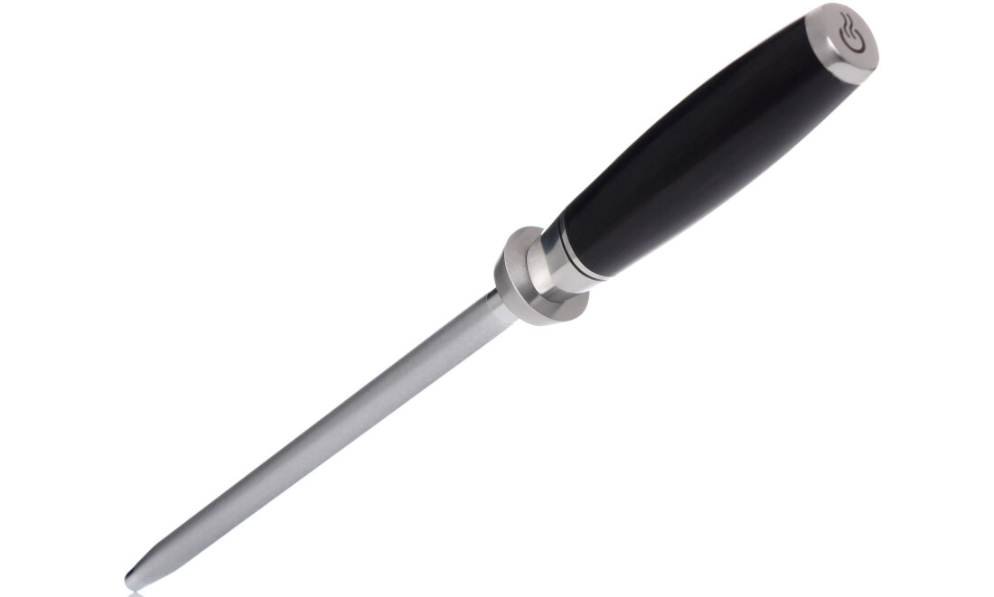 Na obrazie widoczna jest ostrzałka z czarną rękojeścią i metalowym prętem. Produkt ma elegancki wygląd z metalowymi akcentami.