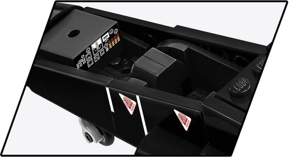 Klocki plastikowe COBI Armed Forces BAe Hawk T.1 COBI-5845 oferuje dostęp do otwieranego kokpitu i ma obracające się koła,
					które opcjonalnie można również zdemontować w celu ekspozycji na klockowej podstawce trwałe nadruki 
					uproszczone zamienniki figurek pilotów tabliczka z nazwą modelu podstawka ekspozycyjna