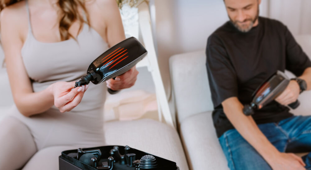 Masażer ręczny Gun MEDIVON Gun Nexus 12 wymiennych głowic dostosowanie do kazdej partii ciała plecy ramiona nogi pośladki szyja głowica okragła masowanie dużych grup mięśniowych głowica punktowa łagodzenie napięć w trudno dostępnych miejscach specjalistyczne nakładki wsparcie zdrowia i kondycji skóry