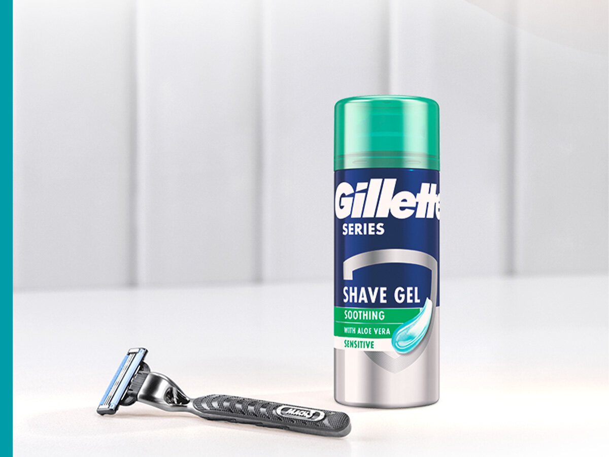 Golarka GILLETTE Mach3 + 5 ostrzy Maszynka do golenia Gillette Mach3 leżąca obok puszki żelu do golenia Gillette Series Soothing With Aloe Vera Sensitive. Produkty na jasnym tle.