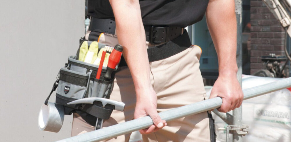 Torba narzędziowa EINHELL 49907710 plac budowy osoba ma przytwierdzoną torbę do pasa zintegrowany nylonowy pasek o regulowanej długości od 75 do 135 cm szerokość 5 cm możliwość noszenia przy pasie swoboda ruchów szybki dostęp do przegródek