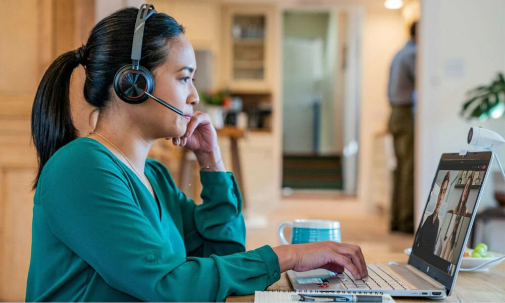 Słuchawki nauszne POLY Voyager Focus 2 trzy poziomy redukcji szumów ANC, eliminowanie szumów