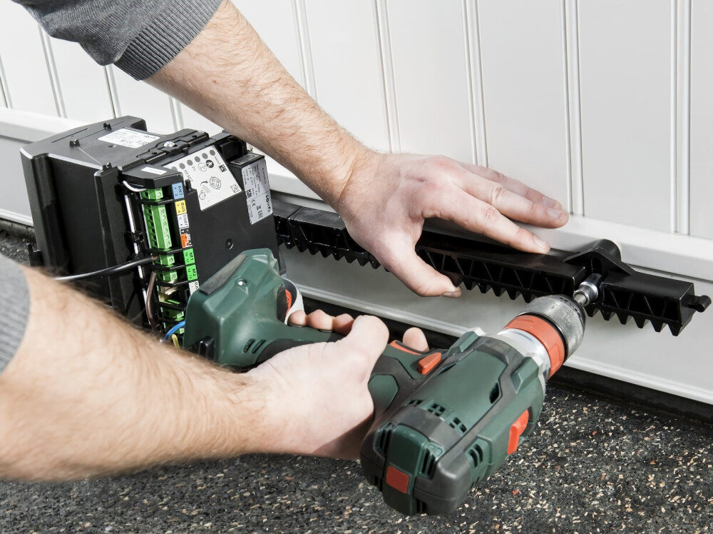 Napęd do zdalnego sterowania bramą SOMFY Slidy Moove 600 + Connectivity Kit 1246286 zestaw pilot