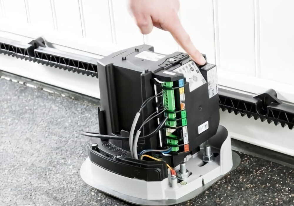 Napęd do zdalnego sterowania bramą SOMFY Slidy Moove 600 + Connectivity Kit 1246286 zastosowanie montaż