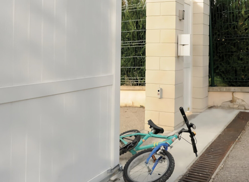 Napęd do zdalnego sterowania bramą SOMFY Slidy Moove 600 + Connectivity Kit 1246286 detekcja przeszkody