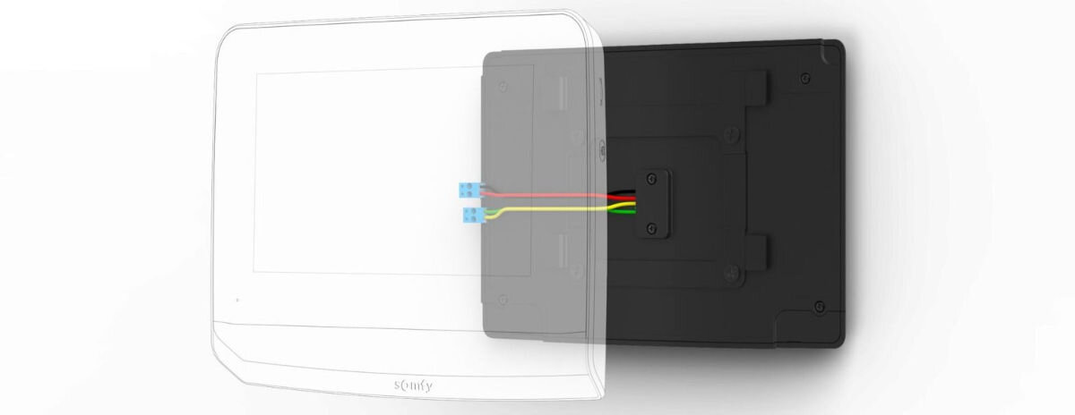 Moduł SOMFY 9028474, intuicyjna, wideodofon, mobilne, system, na białym tle moduł somfy z wizualizacją wideodomofonu przed nim