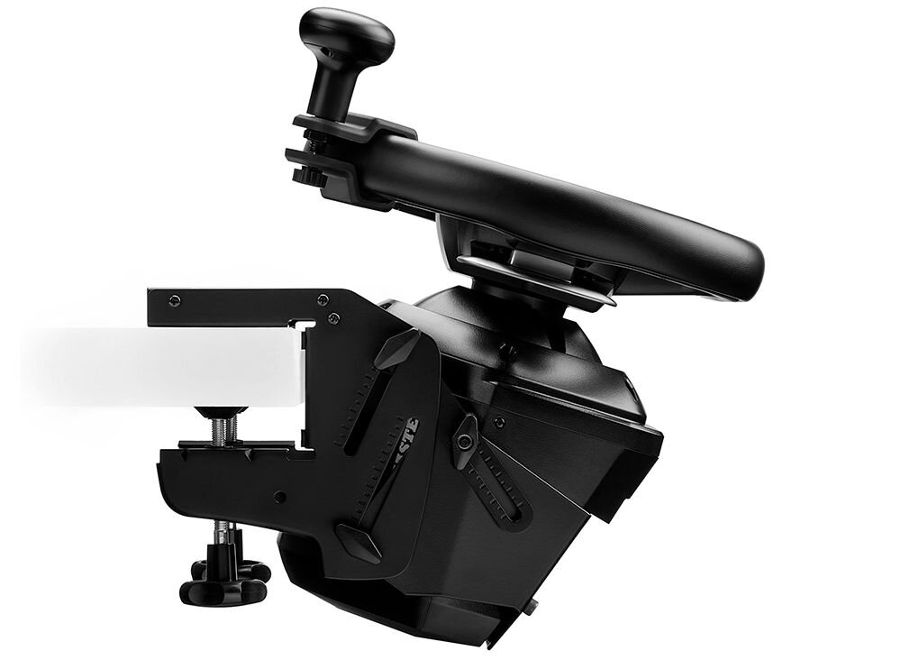 Uchwyt THRUSTMASTER SimTask Steering Kit prezentacja uchwytu od boku wizualizacja uchwytu z kierownicą przymocowanego do blatu na białym tle pozycja pozioma trójosiowy układ regulacji dostosowania kąta i wysokości