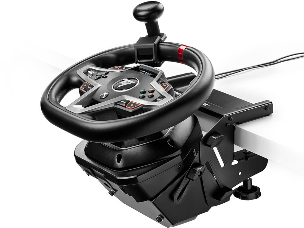 Uchwyt THRUSTMASTER SimTask Steering Kit prezentacja uchwytu wraz z kierownicą przymocowanego do biurka na białym tle 2-milimetrowa blacha solidność odporność obrotowa gałka ze stalową osią obciążenia sztywność trwałość