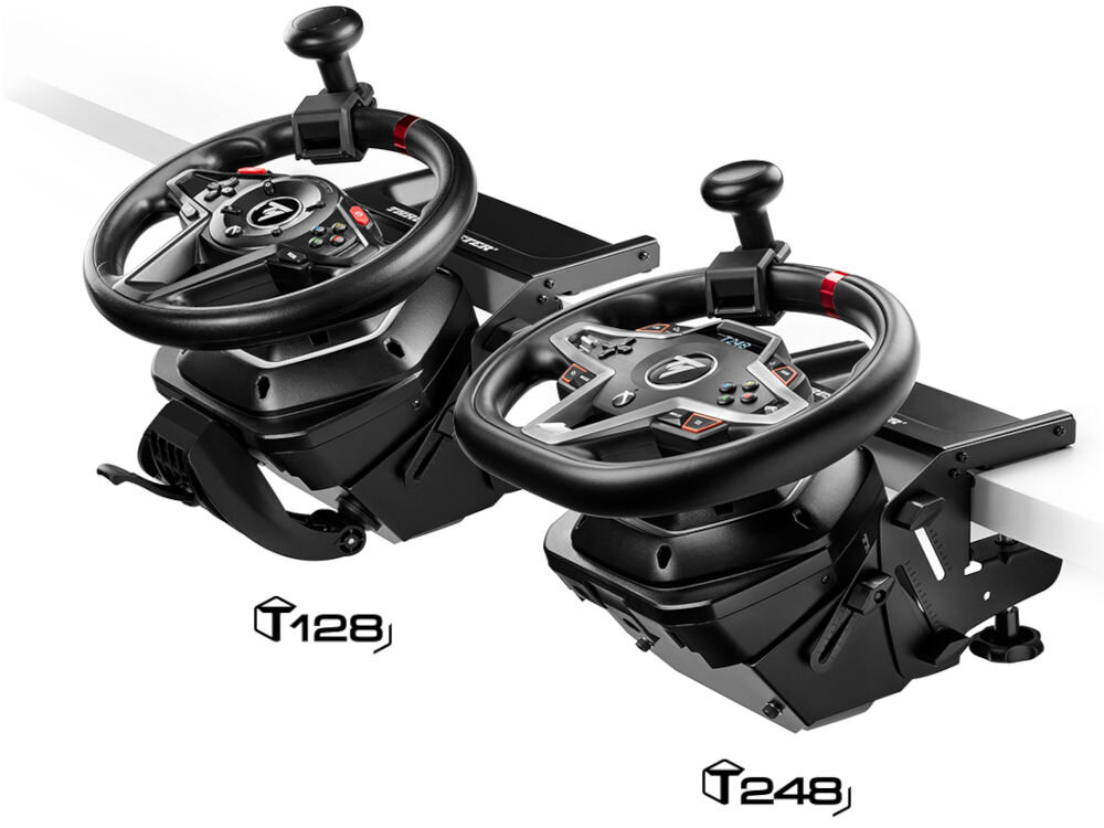 Uchwyt THRUSTMASTER SimTask Steering Kit prezentacja uchwytu wraz z kompatybilnymi kierownicami T128 T248 przymocowane do biurka na białym tle wszechstronność