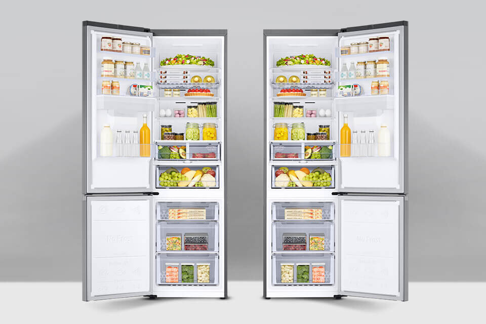 Dwie otwarte lodówki wypełnione różnorodnymi produktami spożywczymi, takimi jak owoce, warzywa, napoje i nabiał. Drzwi lodówek mają półki z dodatkowymi produktami, a na zamrażarkach widnieje napis \'No Frost\'.