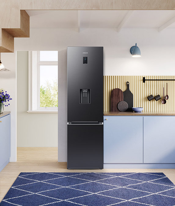 Lodówka RB38C650EB1 w niebieskim wnętrzu Lodówka Samsung RB38C650EB1 w niebieskim wnętrzu