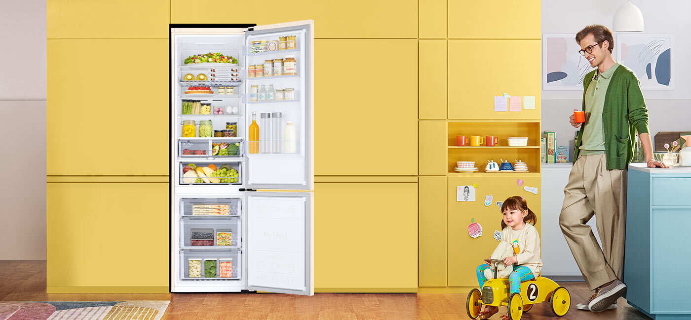 Swobodnie rozpieszczaj półki w jasnej lodówce Samsung RB38C675EEL