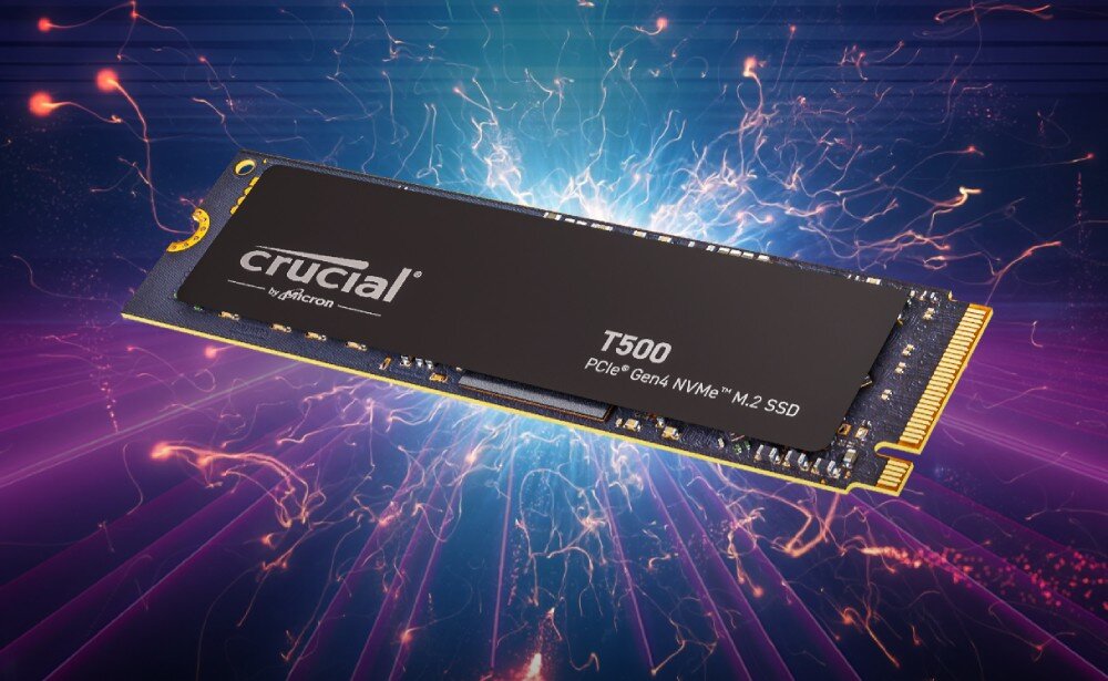 Dysk CRUCIAL T500 Cienki dysk SSD unosi się na tle kolorowego rozbłysku z fioletowymi i niebieskimi liniami, opis