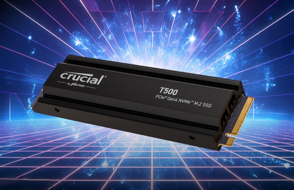 Dysk CRUCIAL T500 Czarny dysk SSD lewituje na tle futurystycznej, niebiesko-fioletowej siatki i świetlistego rozbłysku, opis