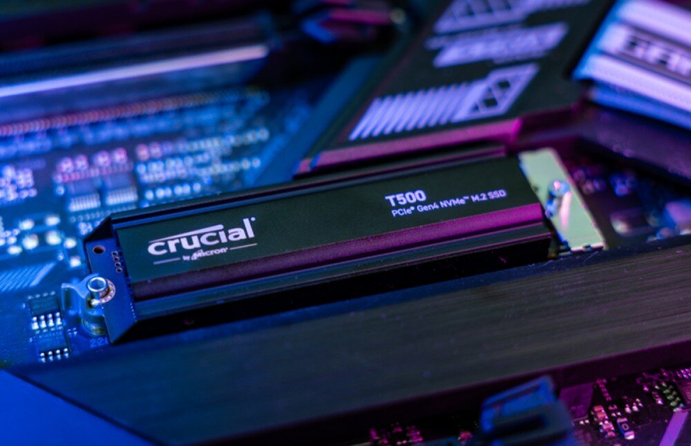 Dysk CRUCIAL T500 Czarny dysk SSD zamontowany w gnieździe na płycie głównej komputera, oświetlony niebiesko-fioletowym światłem, prędkość, wydajność, przeznaczenie