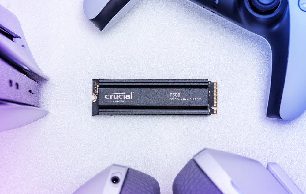 Dysk CRUCIAL T500 Czarny dysk SSD leży na jasnej powierzchni otoczony padem, hełmem VR i konsolą do gier, aplikacja, konfiguracja, instalacja