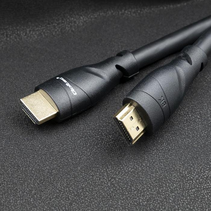 Na obrazie widoczne są dwa czarne złącza HDMI z metalowymi końcówkami, jedno z napisem \'Qoltec\', a drugie z oznaczeniem \'8K\'.